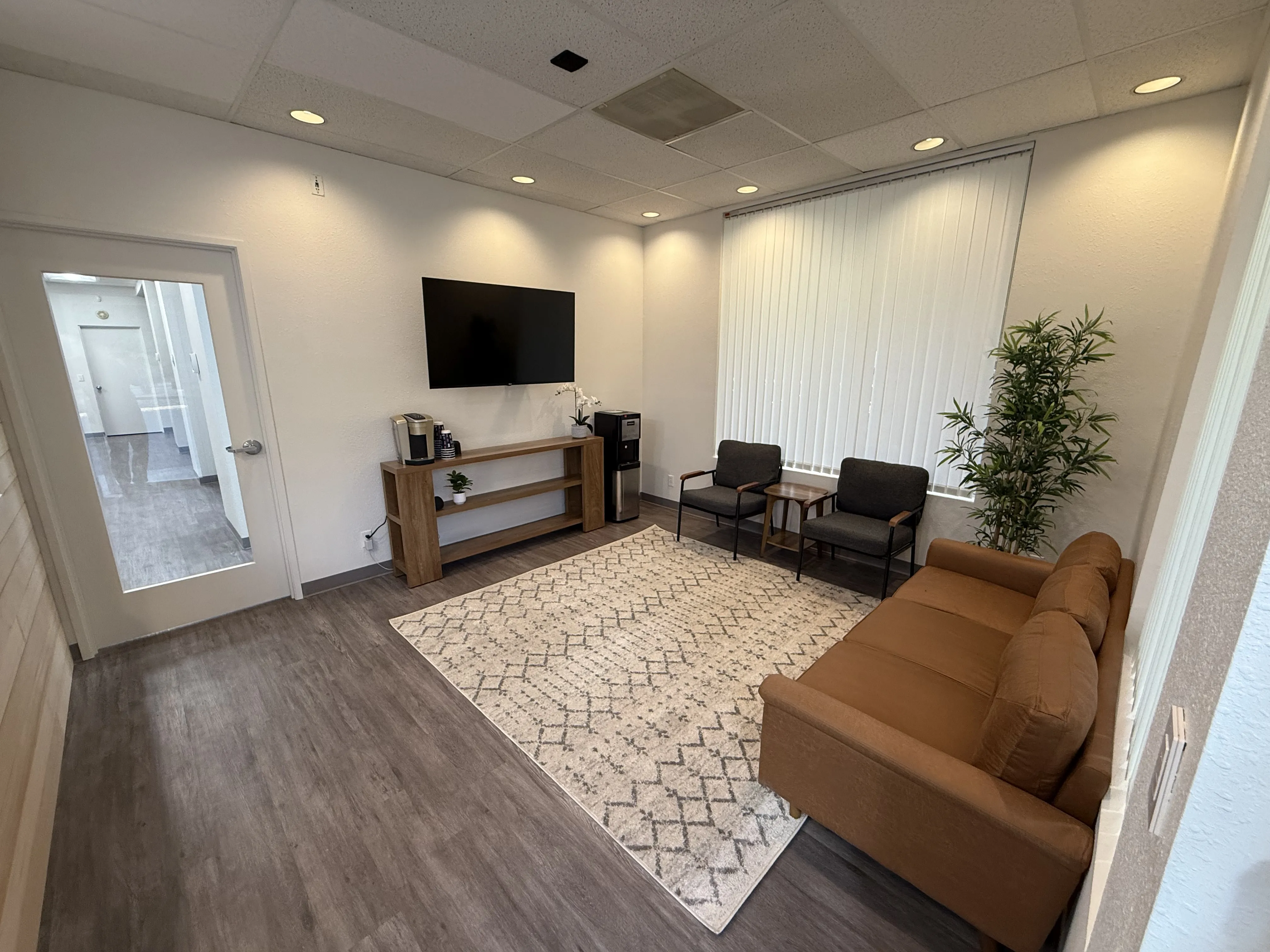 Image of waiting and reception area at [practice_name] in [city], [st]